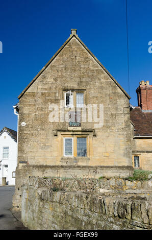 Côté du vieux bâtiment en pierre de Cotswold dans Worcestershire avec un cadran solaire sur le mur Banque D'Images