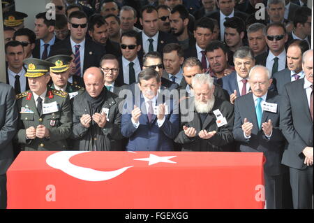Ankara, Turquie. Feb 19, 2016. Premier ministre turc Ahmet Davutoglu (C/) assiste à l'enterrement à la mosquée de Kocatepe à Ankara, Turquie, 10 févr. 19, 2016. Un total de 28 personnes sont mortes dans l'attentat à la voiture piégée mercredi à Ankara. © Mustafa Kaya/Xinhua/Alamy Live News Banque D'Images