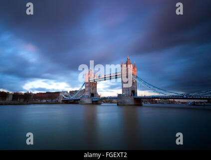 Coucher de longue exposition sur Tower Bridge, London England UK Banque D'Images