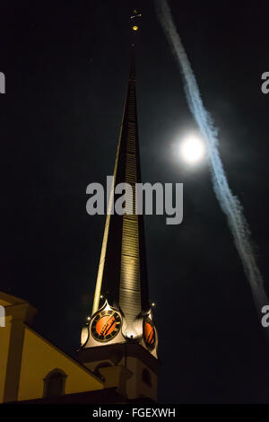 Clocher de l'église avec lune et trainées Banque D'Images