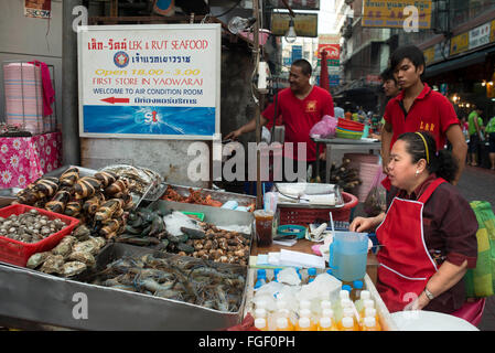 Restaurants dans Thanon Yaowarat road au coucher du soleil dans le centre de Chinatown district de Bangkok en Thaïlande. Yaowarat et Phahurat est Bangko Banque D'Images