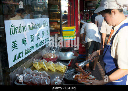 Restaurants dans Thanon Yaowarat road au coucher du soleil dans le centre de Chinatown district de Bangkok en Thaïlande. Yaowarat et Phahurat est Bangko Banque D'Images