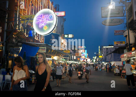 Bars, restaurants et vie nocturne à Khao San Road. Bangkok. Food. Bangkok. Khaosan Road ou Khao San Road est une courte rue Banque D'Images