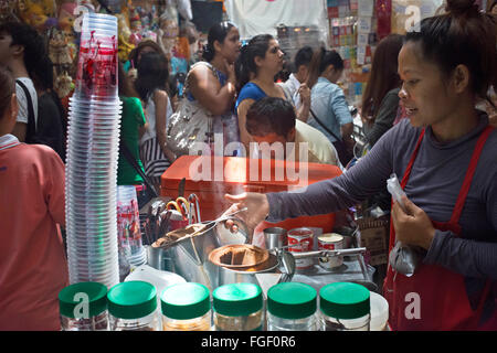 Verser le thé traditionnel dans le quartier chinois de Bangkok, Thaïlande Banque D'Images