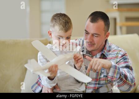 Père et fils assemblage toy airplane Banque D'Images