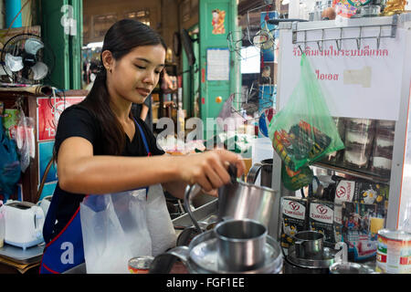 Verser le thé traditionnel dans le quartier chinois de Bangkok, Thaïlande Banque D'Images