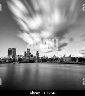 Une longue exposition de la skyline du quartier financier de Londres, en Angleterre, Royaume-Uni Banque D'Images