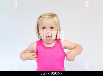 Portrait d'une jeune fille avec de courts cheveux blonds portant un gilet rose top rire Banque D'Images