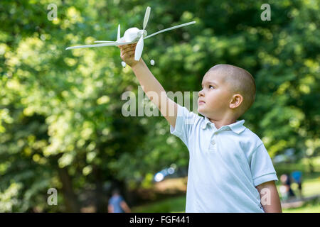 Garçon avec airpane toy Banque D'Images