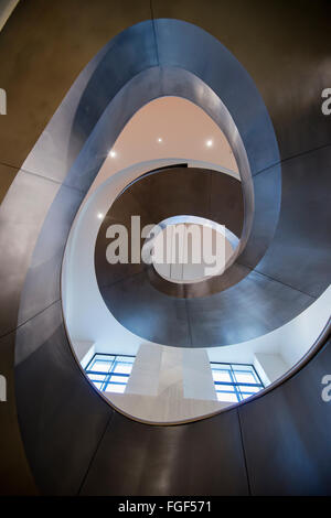 Escalier à l'intérieur du bâtiment qui abrite la Wellcome Collection, London England UK Banque D'Images