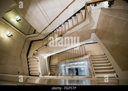 Un escalier intérieur de l'immeuble qui abrite le Wellcome Collection, London England UK Banque D'Images