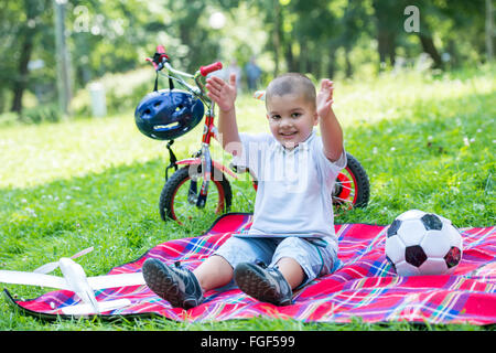 Garçon avec airpane toy Banque D'Images