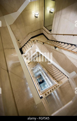 Un escalier intérieur de l'immeuble qui abrite le Wellcome Collection, London England UK Banque D'Images