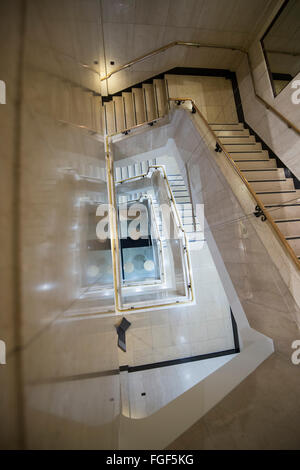 Un escalier intérieur de l'immeuble qui abrite le Wellcome Collection, London England UK Banque D'Images