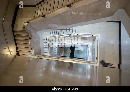 Un escalier intérieur de l'immeuble qui abrite le Wellcome Collection, London England UK Banque D'Images