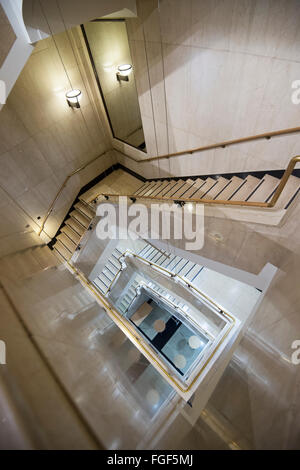 Un escalier intérieur de l'immeuble qui abrite le Wellcome Collection, London England UK Banque D'Images