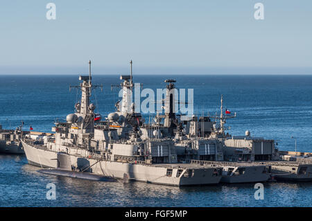 Les navires de la marine chilienne dans le Port de Valparaiso, Chili. Banque D'Images