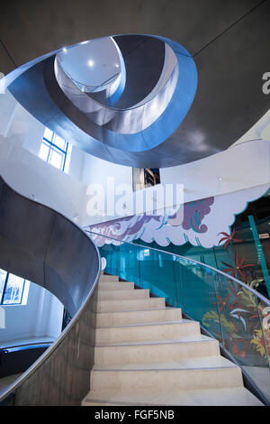 Escalier à l'intérieur du bâtiment qui abrite la Wellcome Collection, London England UK Banque D'Images