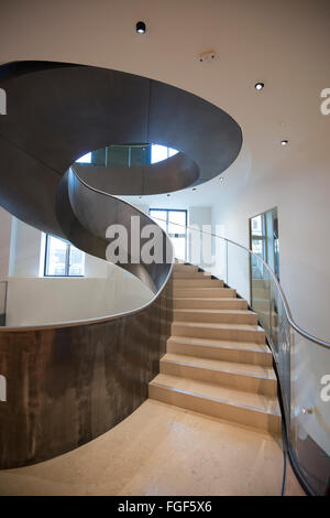 Escalier à l'intérieur du bâtiment qui abrite la Wellcome Collection, London England UK Banque D'Images