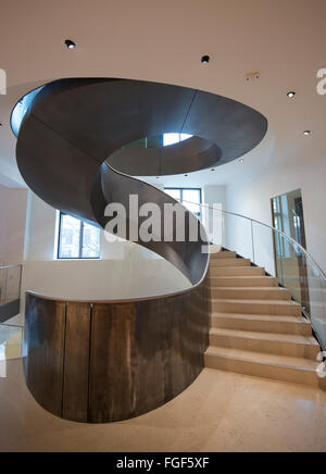 Escalier à l'intérieur du bâtiment qui abrite la Wellcome Collection, London England UK Banque D'Images