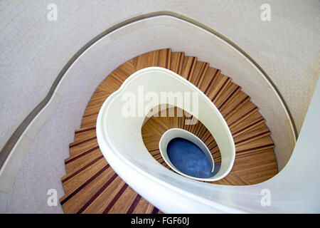 Escalier en bois en spirale à l'intérieur de la galerie de la rue Newport dans le sud de Londres, Angleterre Vauxhall UK Banque D'Images