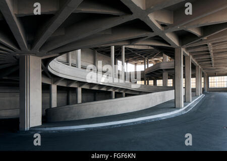 Garage du bâtiment Lingotto à Turin, Italie, rampe construite en 20s/30s. Détails de la rampe style spirale qui va au toit. Banque D'Images