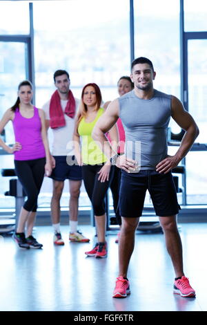 Groupe de personnes de l'exercice à la salle de sport Banque D'Images