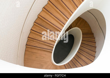 Escalier en bois en spirale à l'intérieur de la galerie de la rue Newport dans le sud de Londres, Angleterre Vauxhall UK Banque D'Images