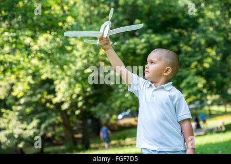 Garçon avec airpane toy Banque D'Images