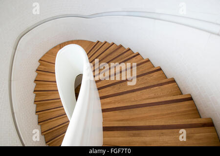 Escalier en bois en spirale à l'intérieur de la galerie de la rue Newport dans le sud de Londres, Angleterre Vauxhall UK Banque D'Images