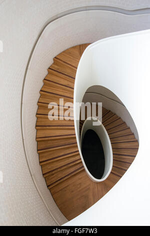 Escalier en bois en spirale à l'intérieur de la galerie de la rue Newport dans le sud de Londres, Angleterre Vauxhall UK Banque D'Images