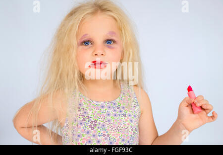 Jeune fille aux cheveux blonds portant des taches composent la tenue d'un rouge à lèvres rouge Banque D'Images