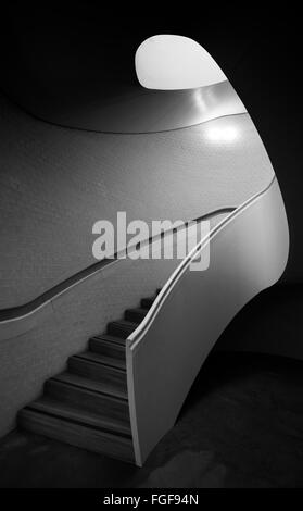 Escalier en bois en spirale à l'intérieur de la galerie de la rue Newport dans le sud de Londres, Angleterre Vauxhall UK Banque D'Images