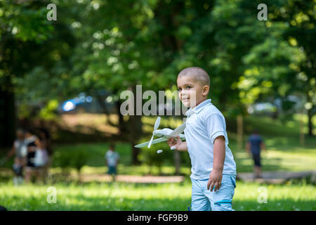 Garçon avec airpane toy Banque D'Images