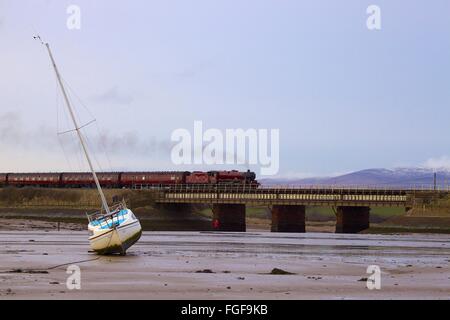 , Cumbria (Royaume-Uni). Feb 19, 2016. LMS train à vapeur Classe 'Jubilé' Galatea. La Pendle Dalesman. Seascale passage viaduc. Rerouté vers l'ouest de la ligne de côte de Cumbrie en raison de glissement de près de sur l'Armathwaite Régler à Carlisle ligne de chemin de fer. Crédit : Andrew Findlay/Alamy Live News Banque D'Images