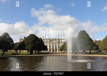 Hampton Court, SW London, England, UK. 19 février 2016. C'était un matin ensoleillé lumineux à Hampton Court dans le sud ouest de Londres, avec un ciel bleu et des nuages dans les jardins du palais, qui sont libres d'entrer jusqu'à avril. Credit : Julia Gavin UK/Alamy Live News Banque D'Images