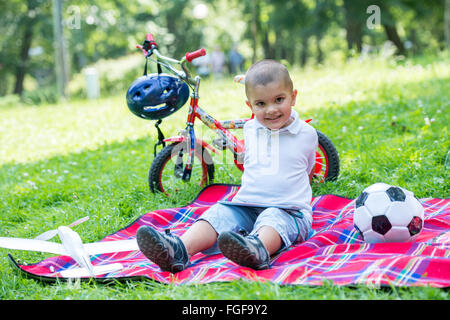 Garçon avec airpane toy Banque D'Images