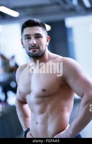 Bel homme de l'exercice à la salle de sport Banque D'Images