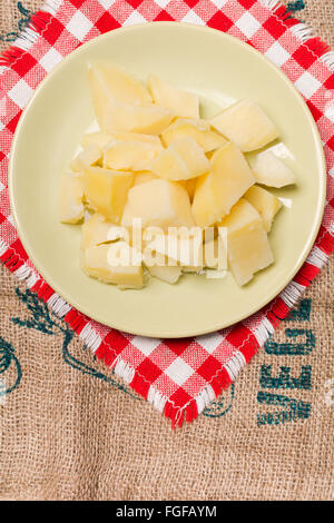 Accompagné de pommes de terre savoureuse sur une plaque sans épices Banque D'Images