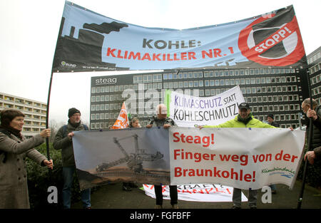 Les militants de l'Union allemande pour l'environnement et de la Conservation (BUND), l'Alliance pour le climat et de Niederrhein Campact démontrant avec une bannière "Kohle : Klimakiller Nr. 1' (lit. Climat : charbon 'killer No 1') et 'Steag ! Finger weg von der Braunkohle !' (lit. 'Steag ! Les mains sur le charbon brun !') en face du siège de fournisseur d'énergie Steag à Essen, Allemagne, 19 février 2016. La contestation porte sur la vente éventuelle de la Vattenfall charbon brun privé dans Eastern-German à Lausitz Steag GmbH. Photo : Roland Weihrauch/dpa Banque D'Images