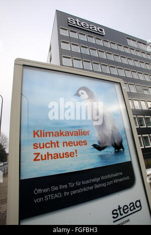 Une publicité de fournisseur d'énergie avec un bébé pingouin Steag lire 'Klimakavalier sucht neues Zuhause' (lit. 'Les cavalier à la recherche d'une nouvelle maison') devant leur siège social à Essen, Allemagne, 19 février 2016. Les militants de l'Union allemande pour l'environnement et de la Conservation (BUND), l'Alliance pour le climat et de Niederrhein Campact protester contre la vente en face de l'administration centrale. La contestation porte sur la vente éventuelle de la Vattenfall charbon brun privé dans Eastern-German à Lausitz Steag GmbH. Photo : Roland Weihrauch/dpa Banque D'Images