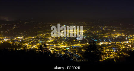 Nuit Vue aérienne de la ville de Oviedo, Espagne Banque D'Images