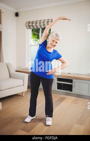 Exercice s'étendant de la scène Senior woman Banque D'Images