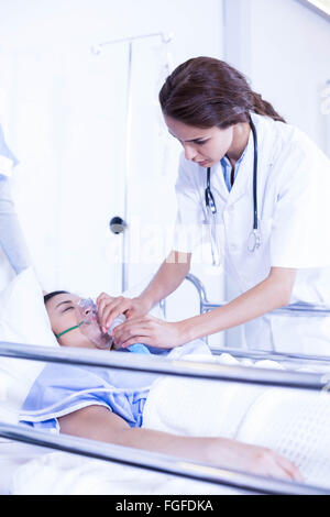 Médecin mettre un masque à oxygène sur patient Banque D'Images