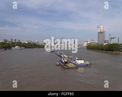 Vue imprenable sur la Tamise à partir de Waterloo Bridge, occupé avec le travail de la rivière et l'occupation de Londres sur les toits de la ville et les berges des rivières. Banque D'Images