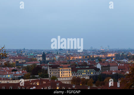 Soleil se couche et la nuit commence à Prague en une journée d'automne Banque D'Images