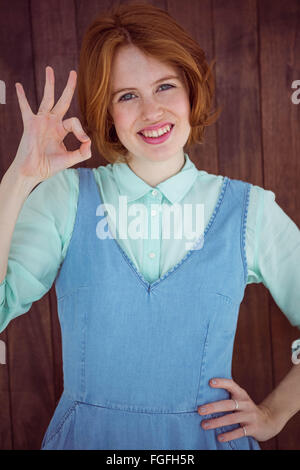 Hipster femme ok sign Banque D'Images