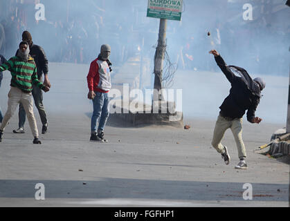 Les manifestants musulmans du Cachemire indien en conflit avec la police lors de manifestations pro-liberté dans le vieux Srinagar, la capitale d'été du Cachemire sous contrôle indien. Manifestants en colère ont pris les rues principales de Nowhatta, Rajouri Kadal domaines de Srinagar et soulevé des banderoles à l'appui de Jawahar Lal Nehru University (JNU. La police a utilisé des grenades lacrymogènes pour disperser la foule. Des protestations ont été signalés dans plusieurs états indiens, exigeant la libération de l'ex professeur de l'Université de Delhi et de ses étudiants Geelani R-S le président de l'Union européenne qui ont été Kanhaiya Kumar détenus par la police sur la charge d'introduire les étudiants au cours de l'h Banque D'Images