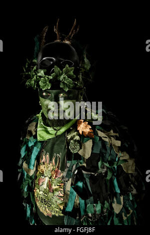Participant en costume traditionnel au Hastings Jack in the Green Festival. East Sussex. L'Angleterre. UK Banque D'Images