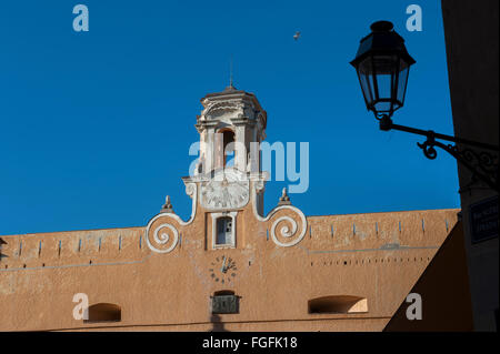 La cloche et tour de l'horloge du palais du gouverneur dans le district de Terra Nova de Bastia. La corse. France Banque D'Images